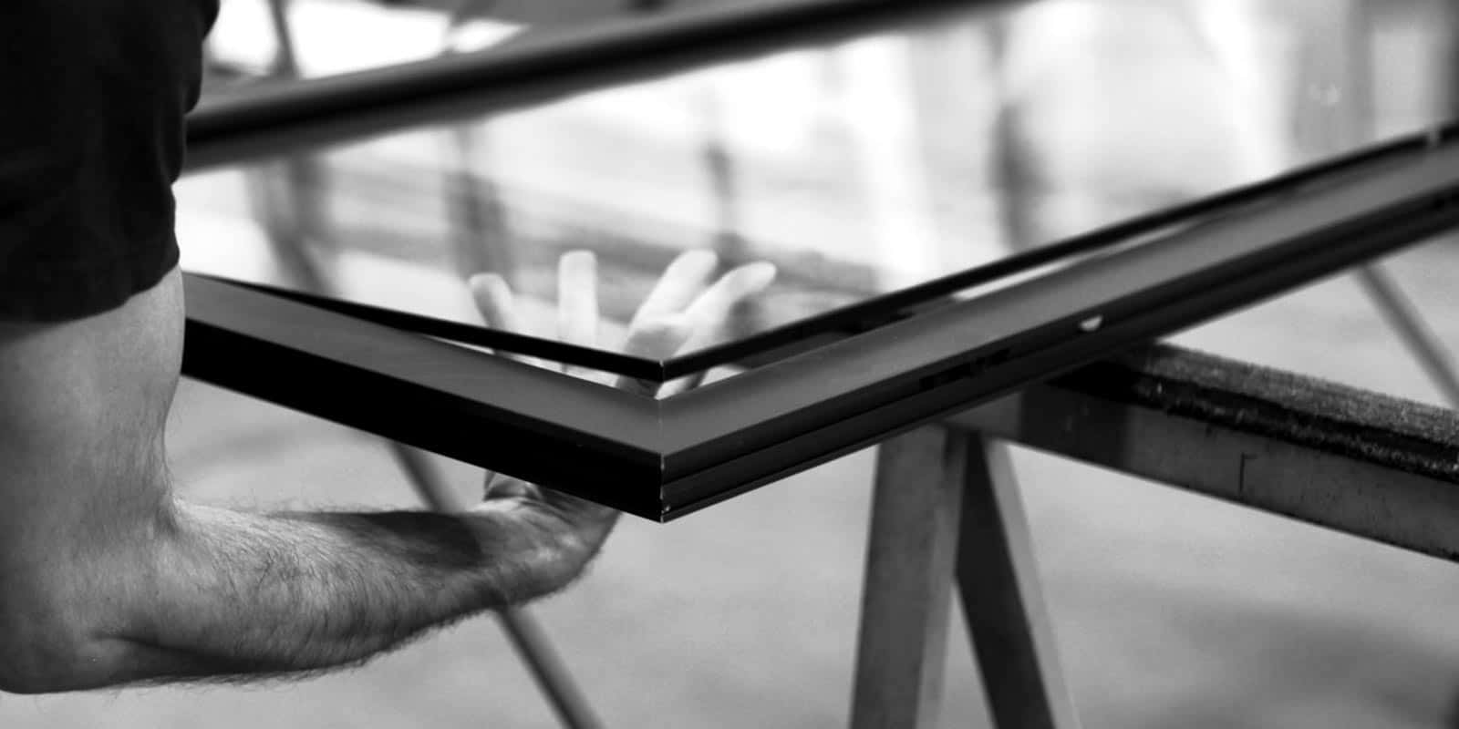 Blick auf einen Handwerker der Hofer Group, der ein Glas stellt